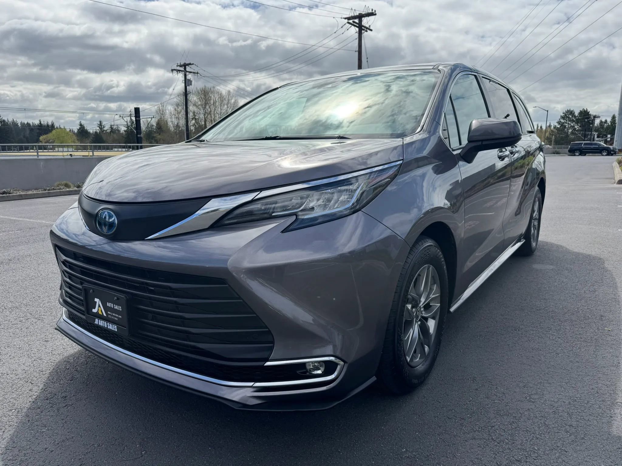 Used 2021 Toyota Sienna XLE w/ XLE Plus Package AWD/4WD image 4