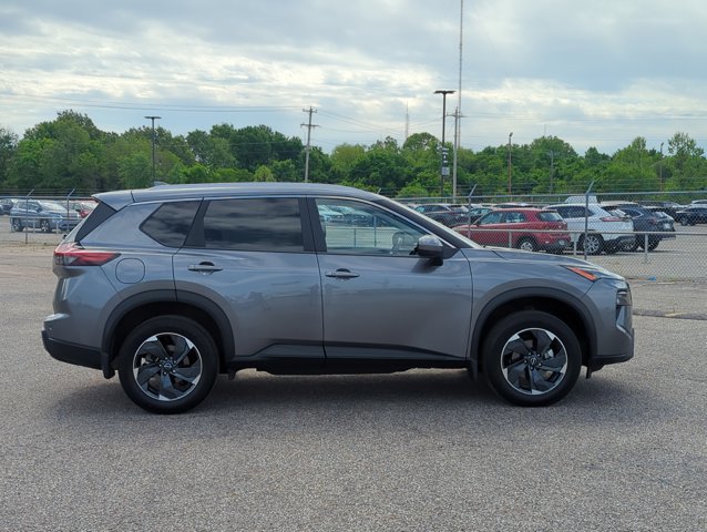 Used 2025 Nissan Rogue SV w/ SV Premium Package image 4