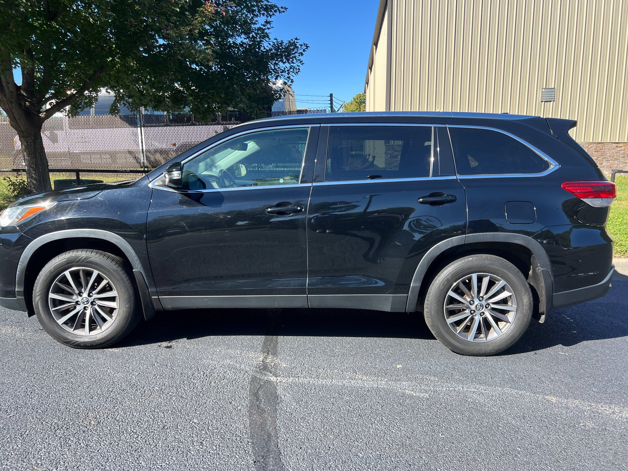 Used 2019 Toyota Highlander XLE AWD/4WD image 9