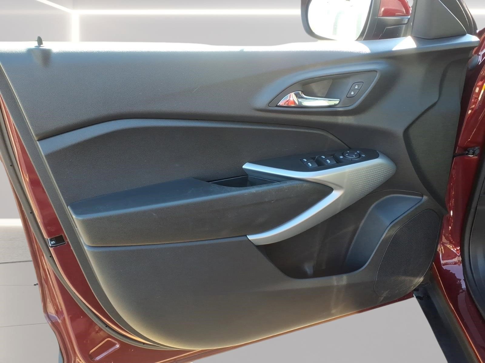 Used 2024 Chevrolet Trax LS w/ LS Convenience Package FWD image 8