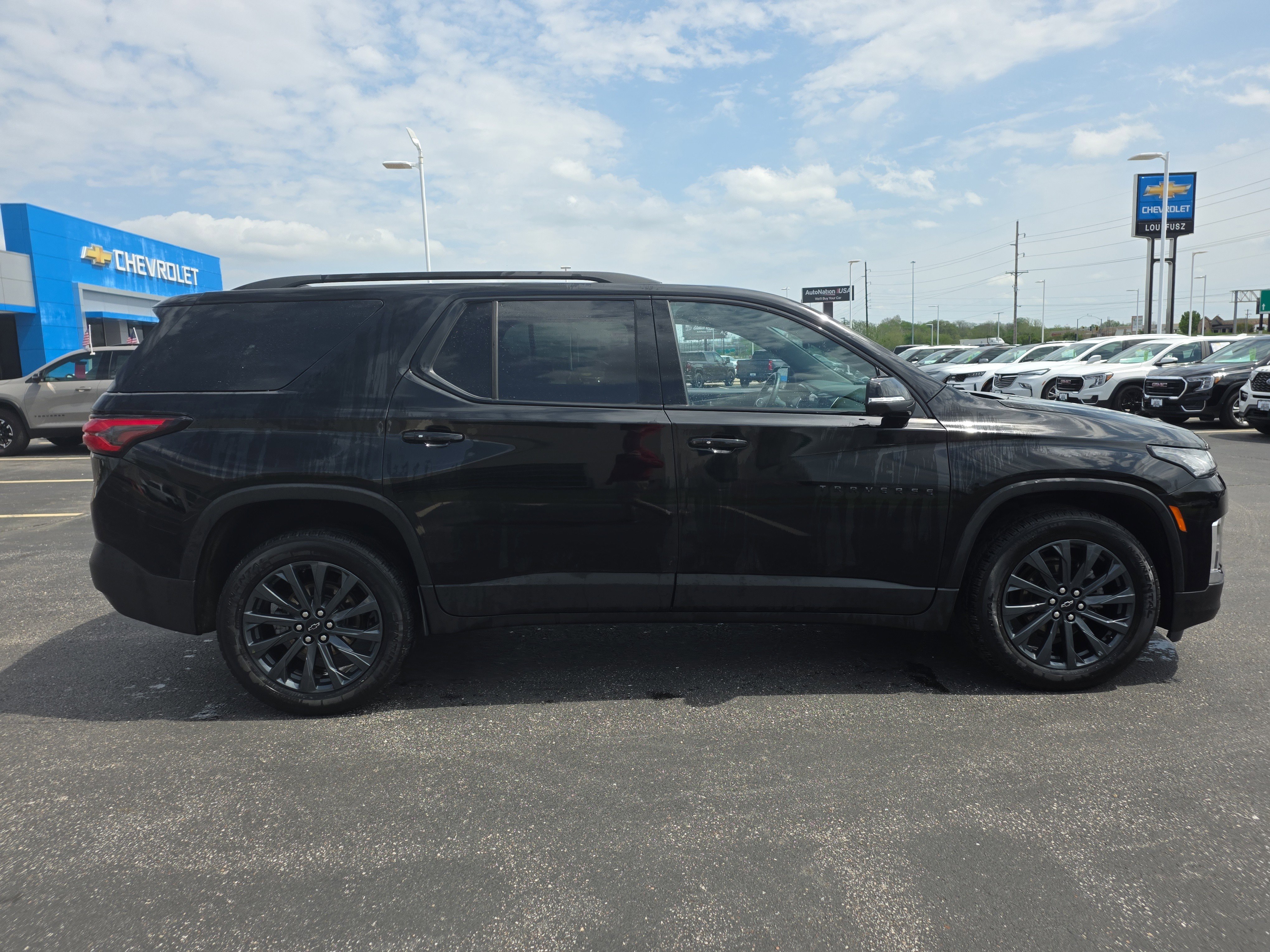 Used 2023 Chevrolet Traverse RS image 2