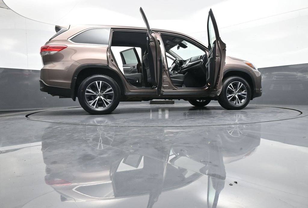Certified 2018 Toyota Highlander LE image 48