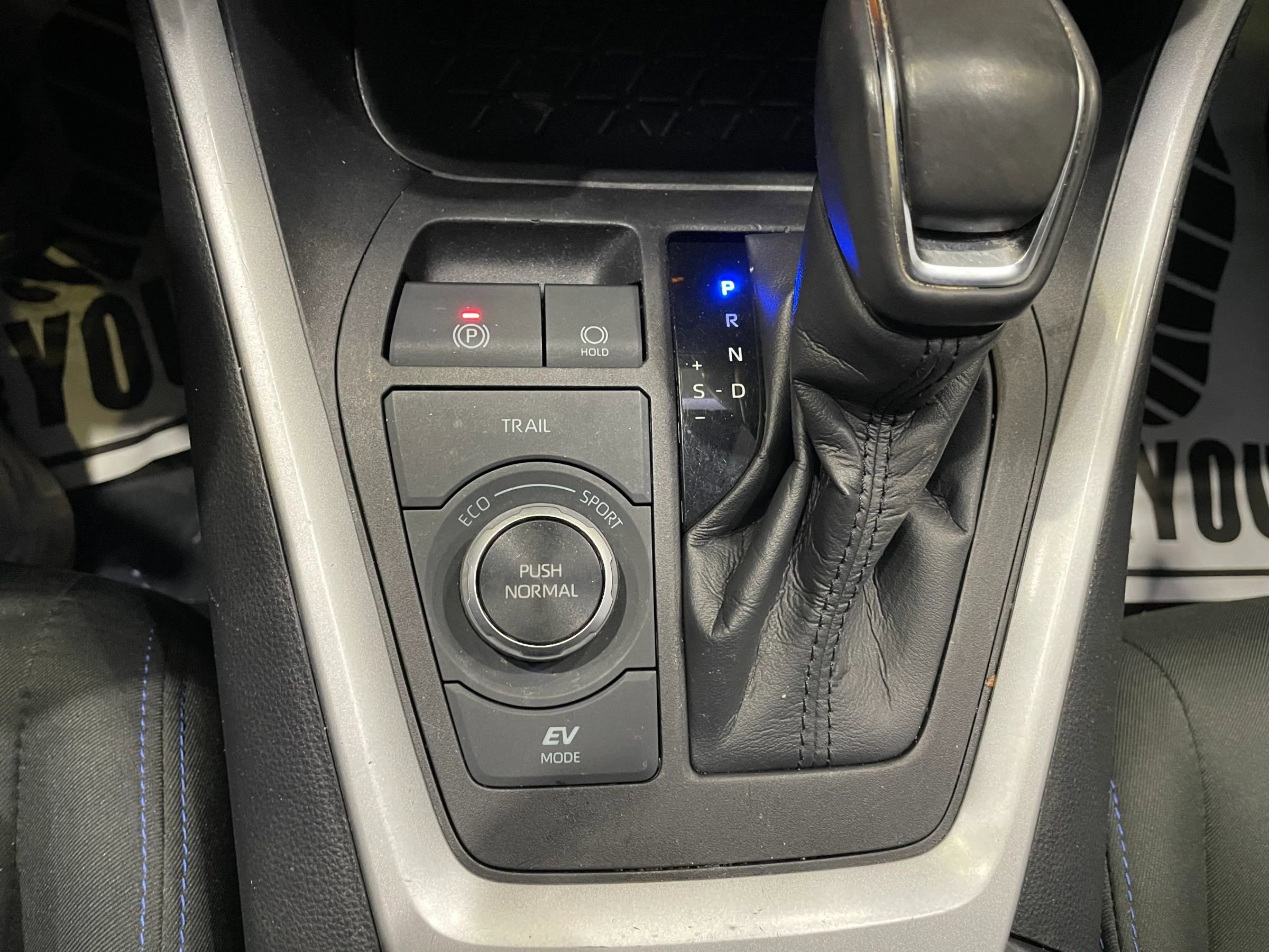 Used 2022 Toyota RAV4 SE w/ Convenience Package image 18