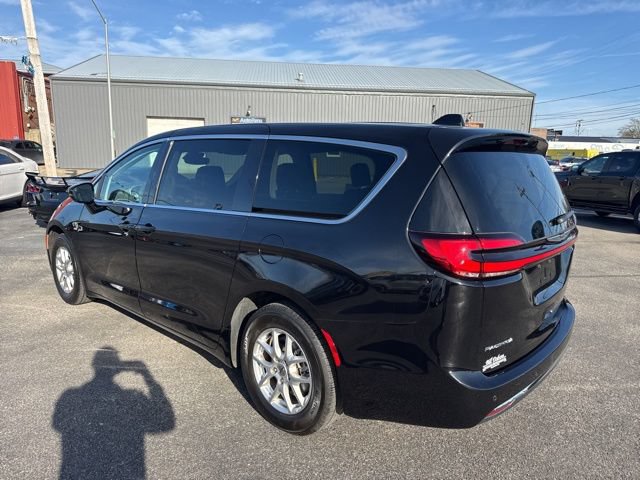 Used 2024 Chrysler Pacifica Touring-L FWD image 9