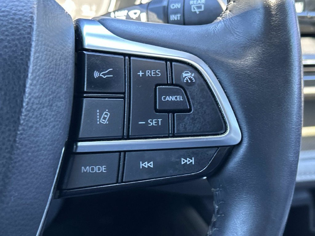 Used 2021 Toyota Highlander Limited FWD image 32