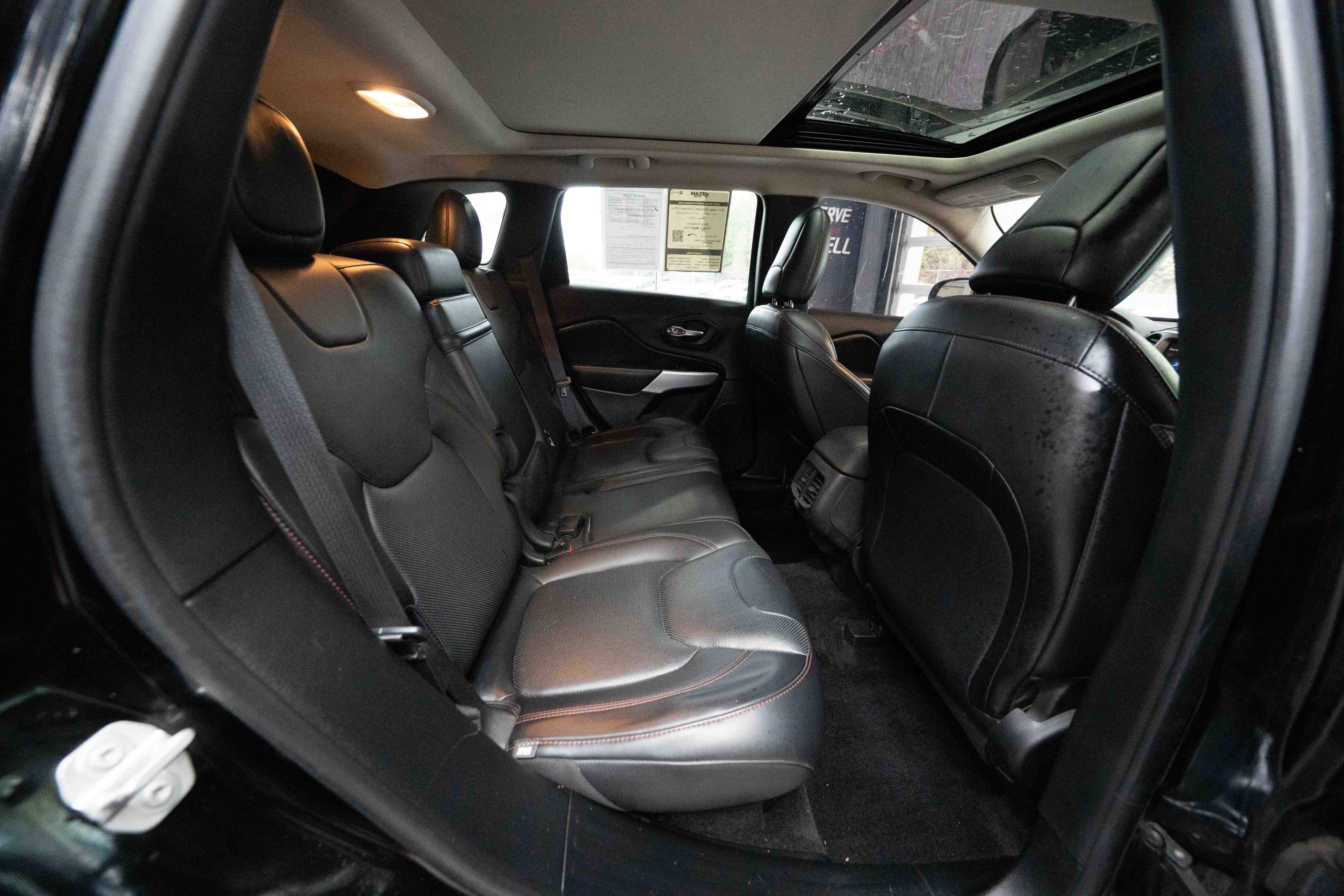 Used 2017 Jeep Cherokee Trailhawk image 25