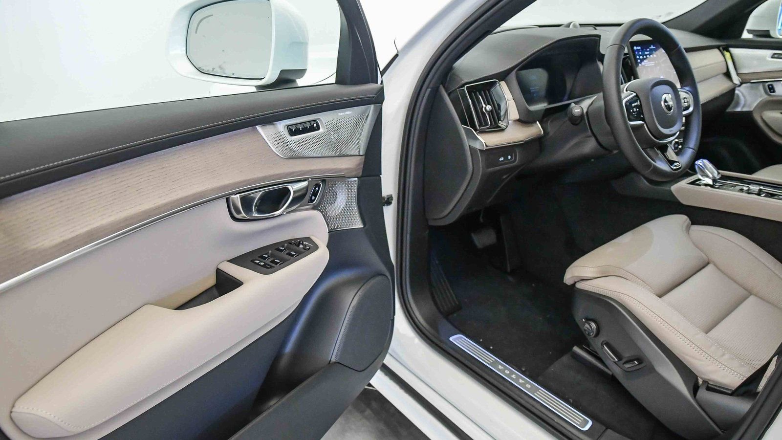 New 2026 Volvo XC90 T8 Ultra w/ Protection Package Premier image 25