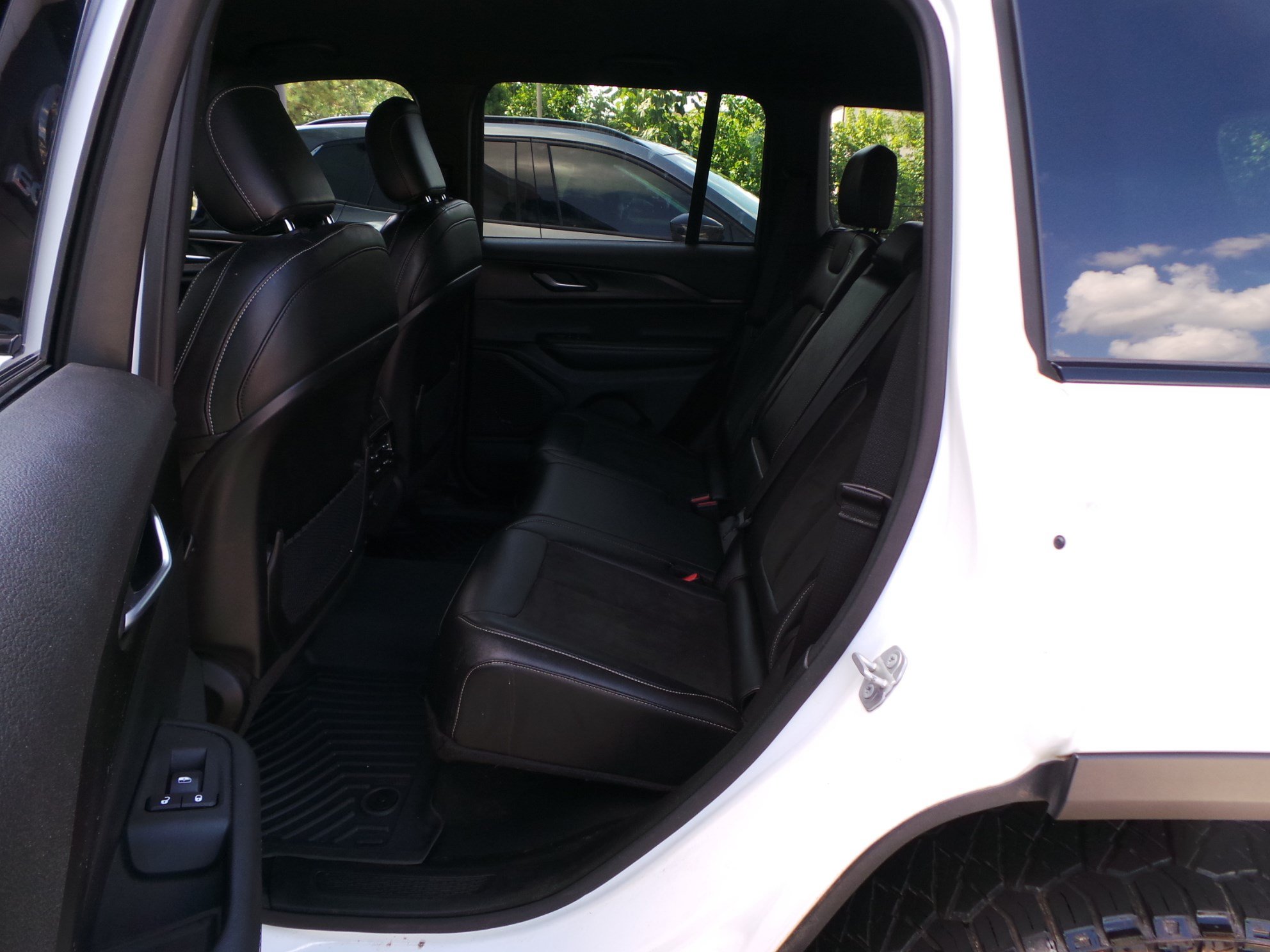 Used 2023 Jeep Grand Cherokee Altitude AWD/4WD image 33