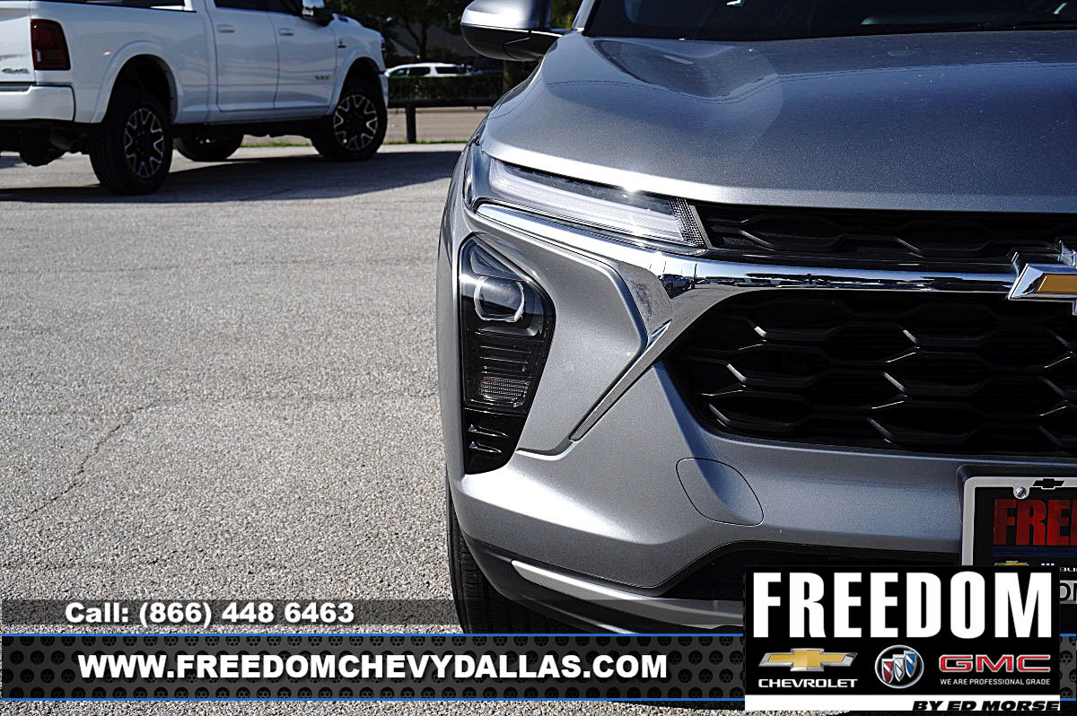 Used 2025 Chevrolet Trax LT w/ Driver Confidence Package FWD image 37