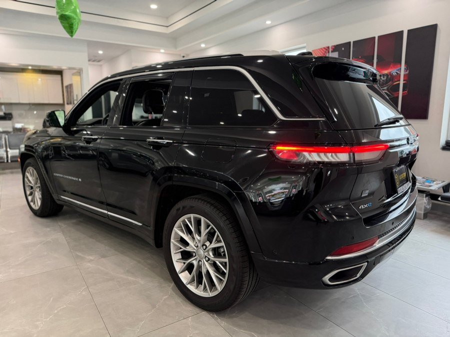 Used 2023 Jeep Grand Cherokee Summit w/ Luxury Tech Group V AWD/4WD image 4