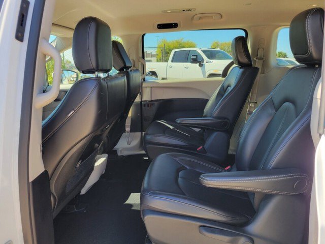 Used 2023 Chrysler Pacifica Touring-L image 32