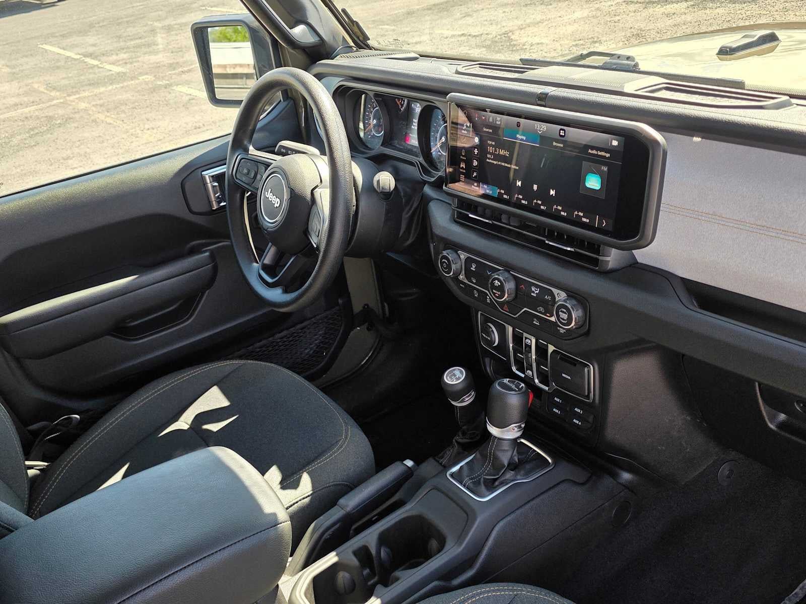 Used 2025 Jeep Gladiator Sport AWD/4WD image 10