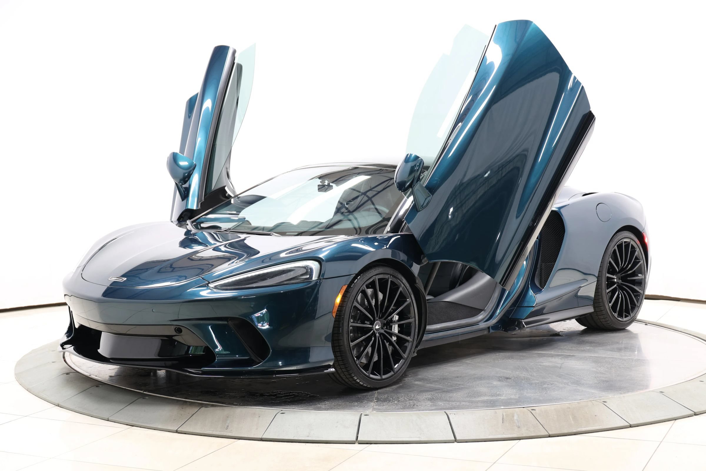 Used 2021 McLaren GT RWD image 2