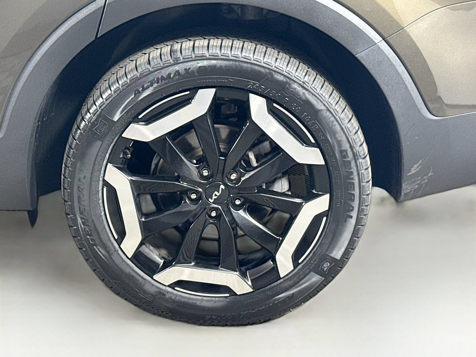 Used 2024 Kia Telluride EX w/ EX Captain's Chair Package AWD/4WD image 9