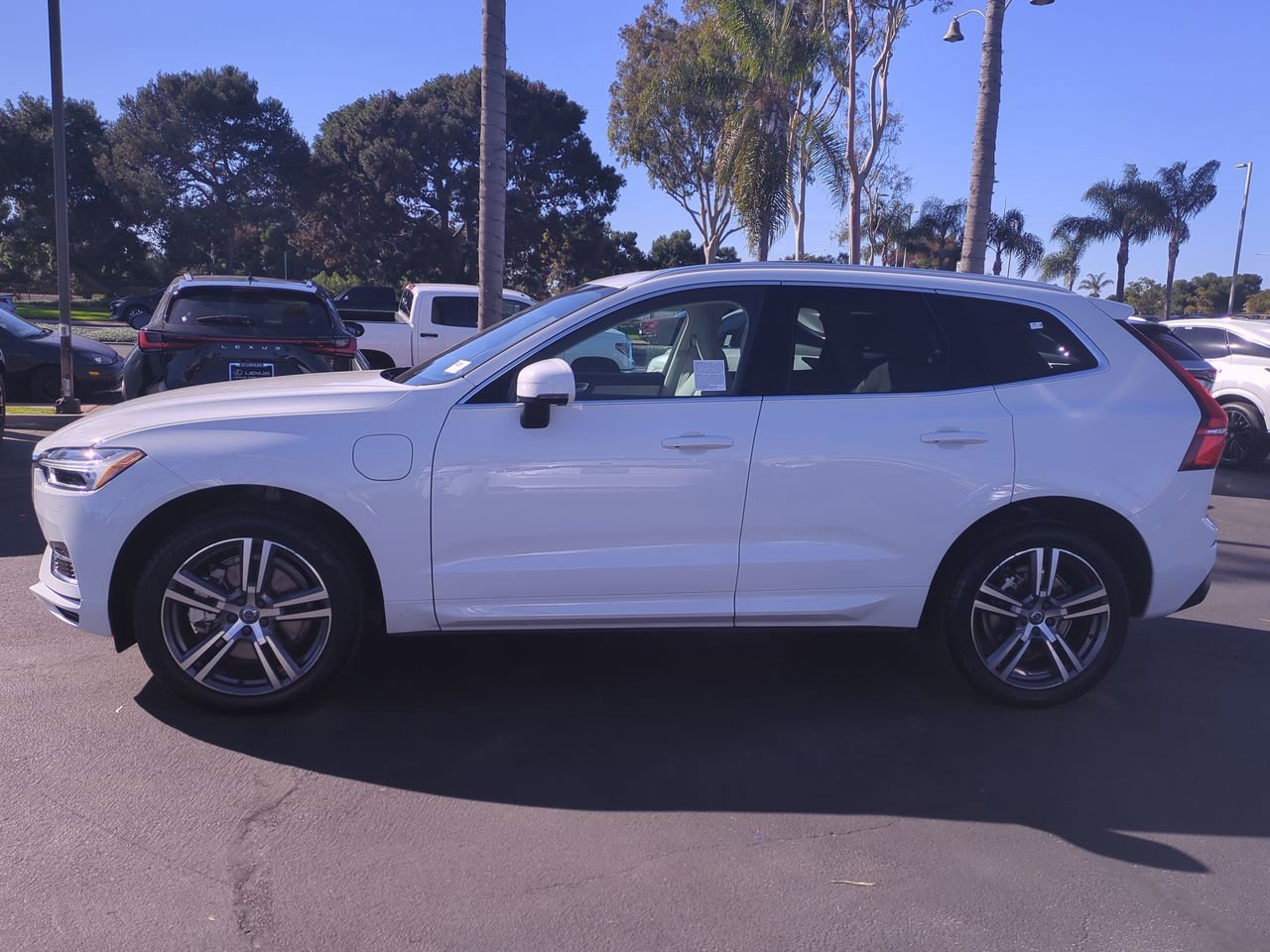 Used 2020 Volvo XC60 T8 Momentum image 9