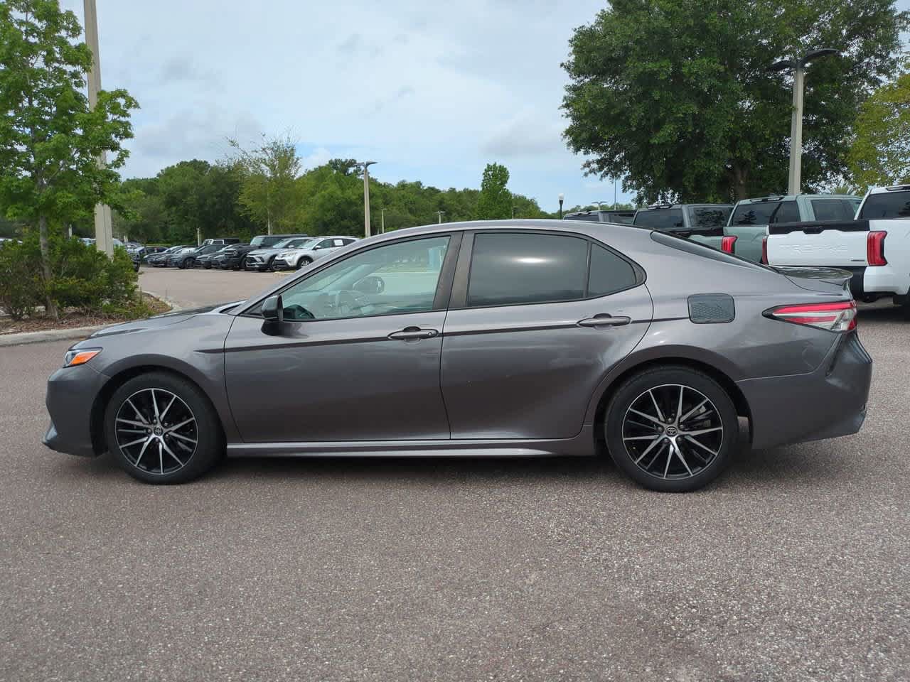 Certified 2018 Toyota Camry SE FWD image 3