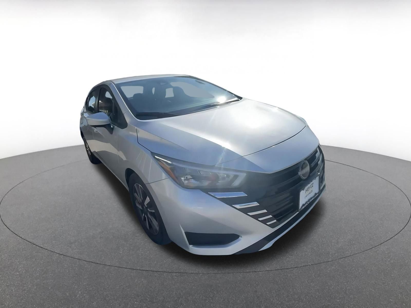 Used 2025 Nissan Versa SV image 3