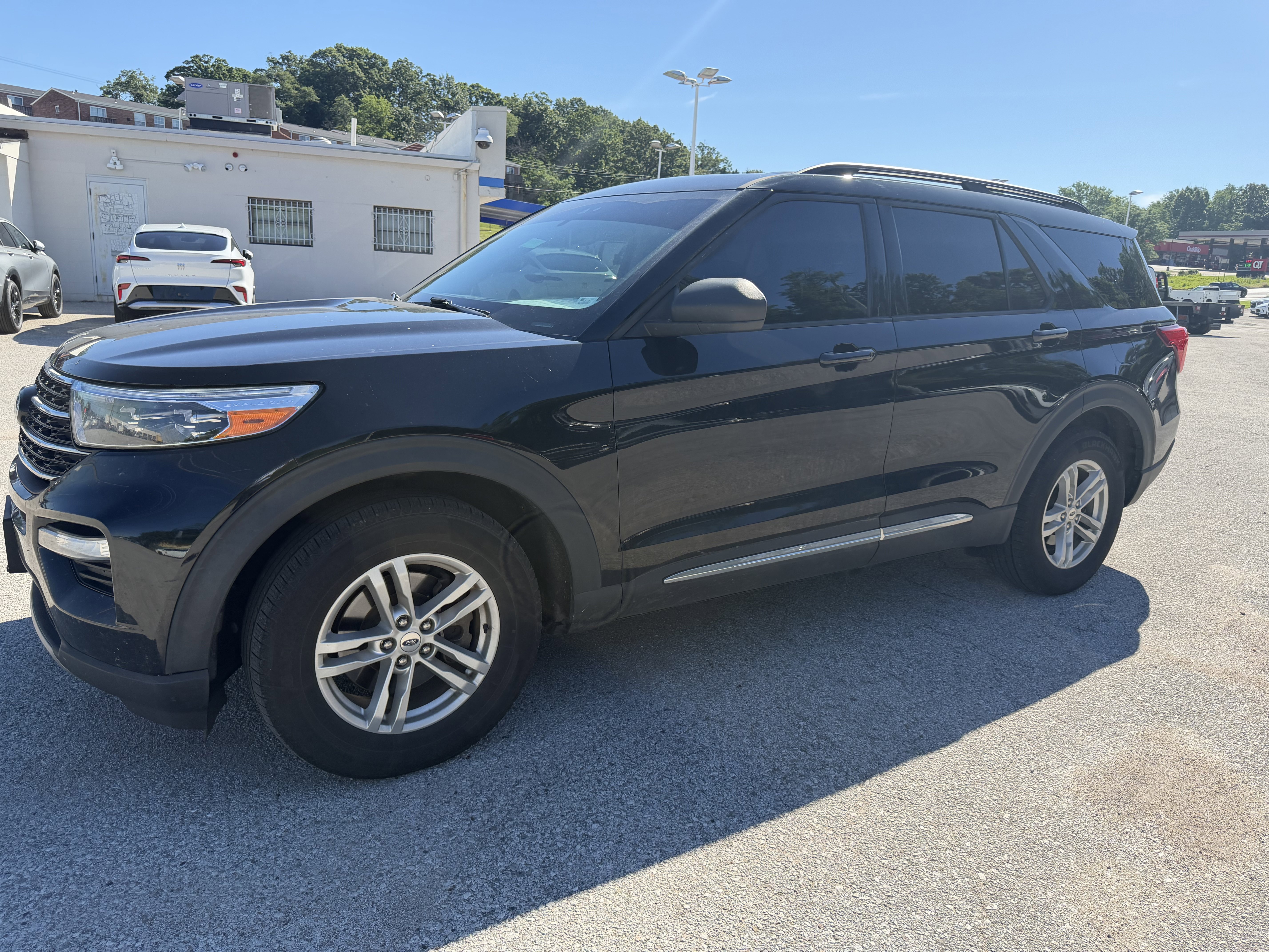 Used 2021 Ford Explorer XLT w/ Equipment Group 202A AWD/4WD image 3