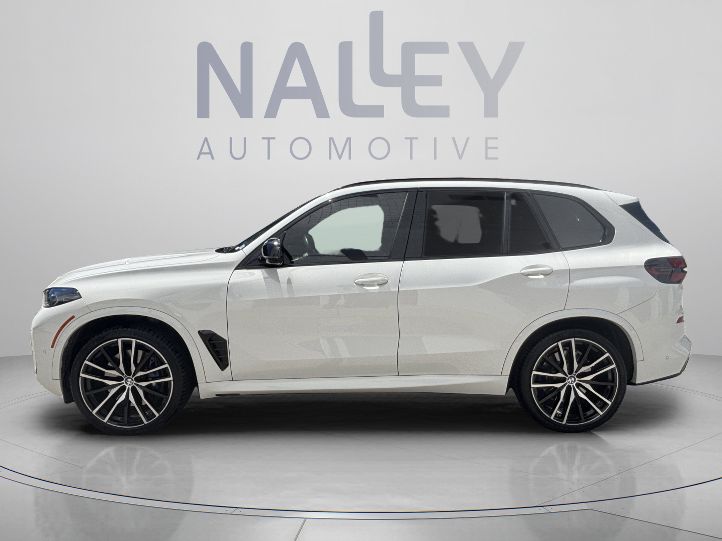 Used 2024 BMW X5 M60i w/ Parking Assistance Package AWD/4WD image 4