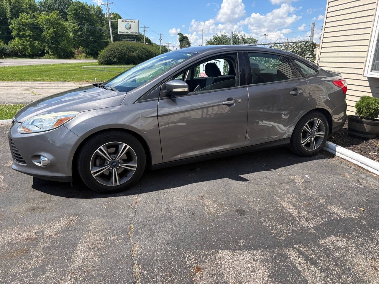 Used 2014 Ford Focus SE w/ SE Sport Package FWD image 2