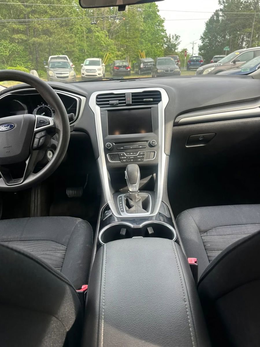 Used 2016 Ford Fusion SE FWD image 13