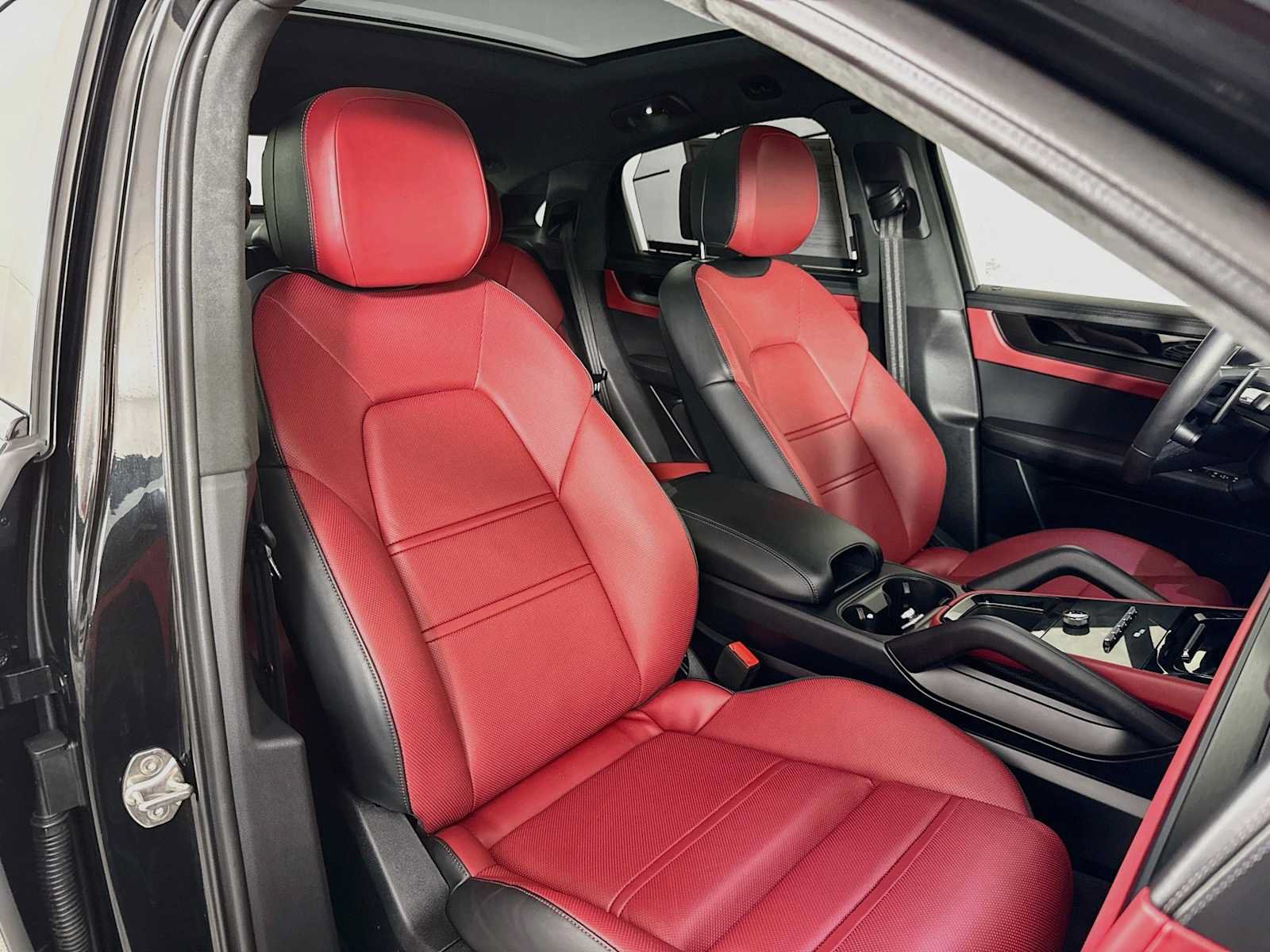 Used 2025 Porsche Cayenne GTS AWD/4WD image 31