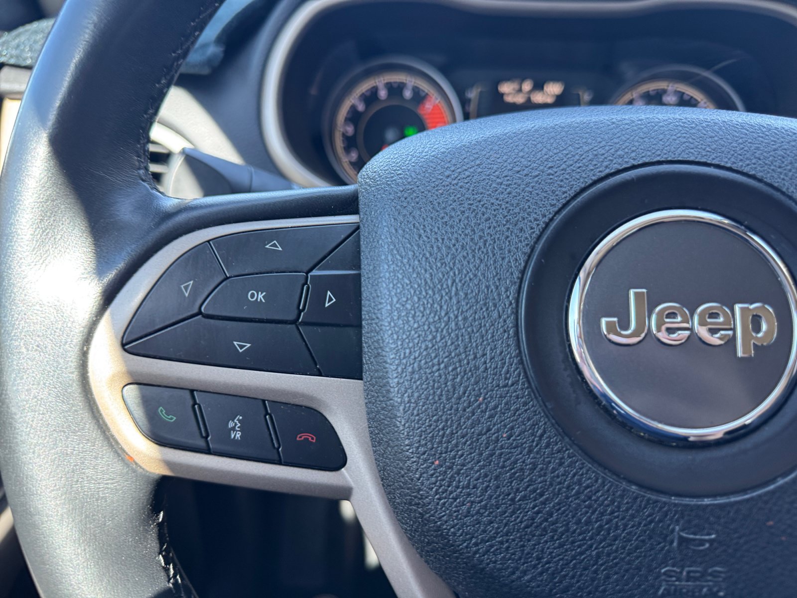 Used 2017 Jeep Cherokee Latitude w/ Comfort/Convenience Group FWD image 25