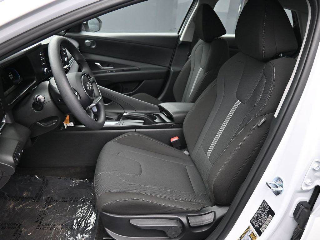 Certified 2025 Hyundai Elantra SE image 18