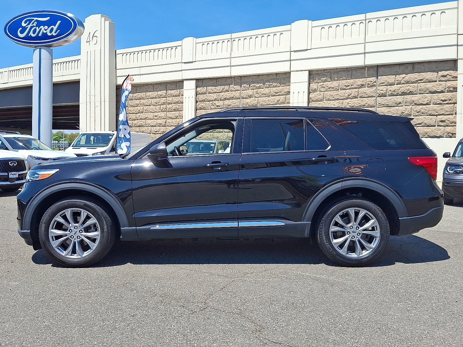 Used 2023 Ford Explorer XLT w/ Equipment Group 202A AWD/4WD image 7