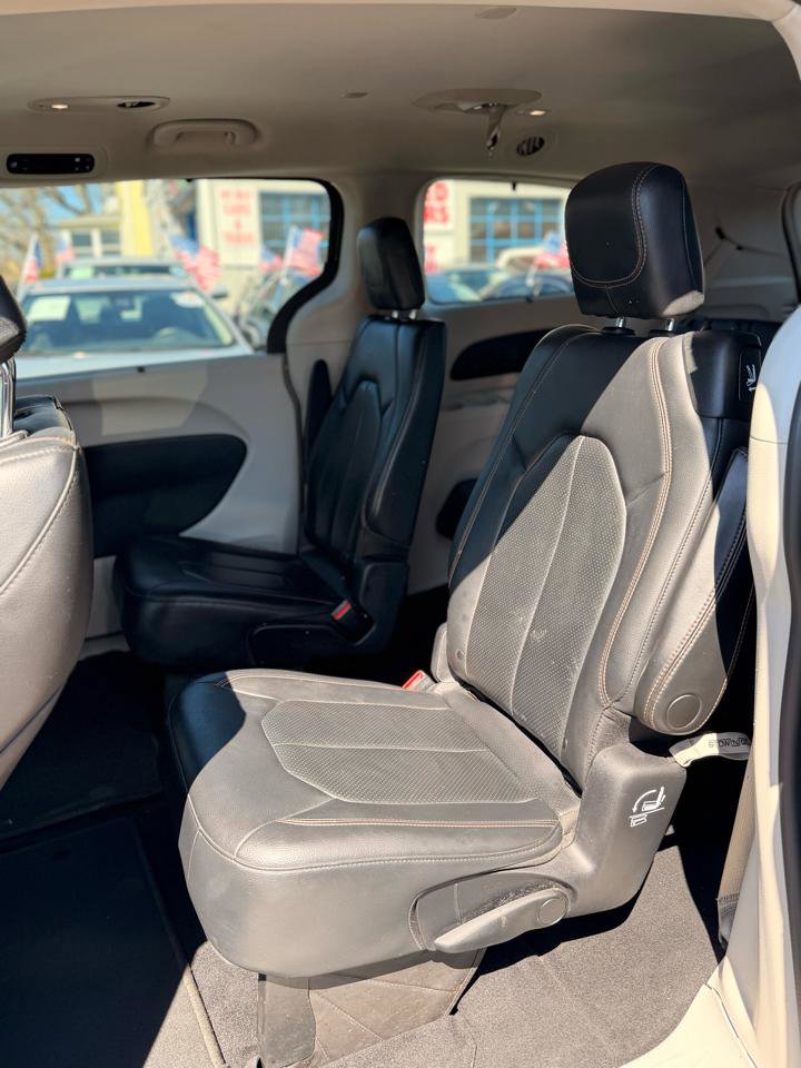 Used 2019 Chrysler Pacifica Touring-L image 16
