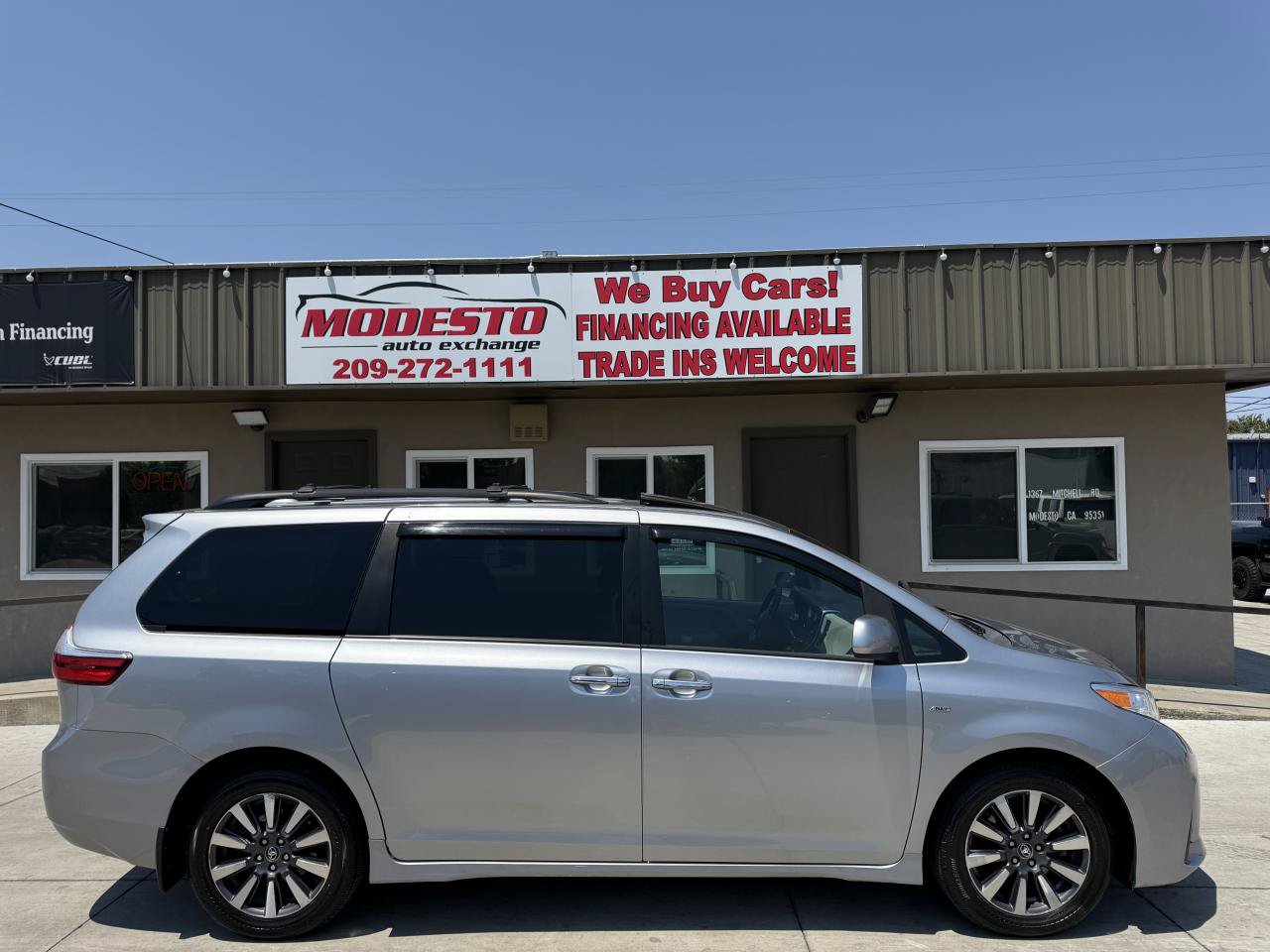 Used 2018 Toyota Sienna XLE AWD/4WD image 2