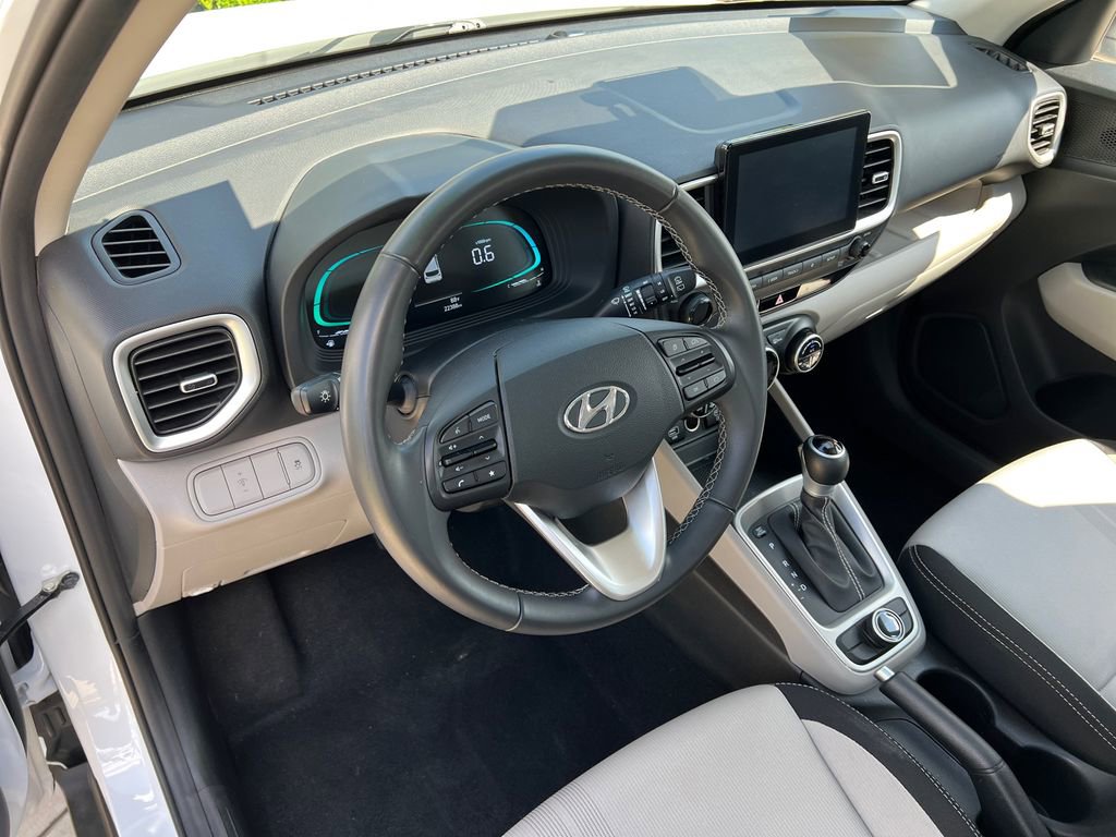 Certified 2025 Hyundai Venue SEL FWD image 18