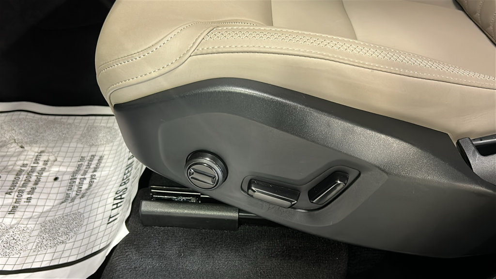 Certified 2026 Volvo XC90 B6 Plus AWD/4WD image 11