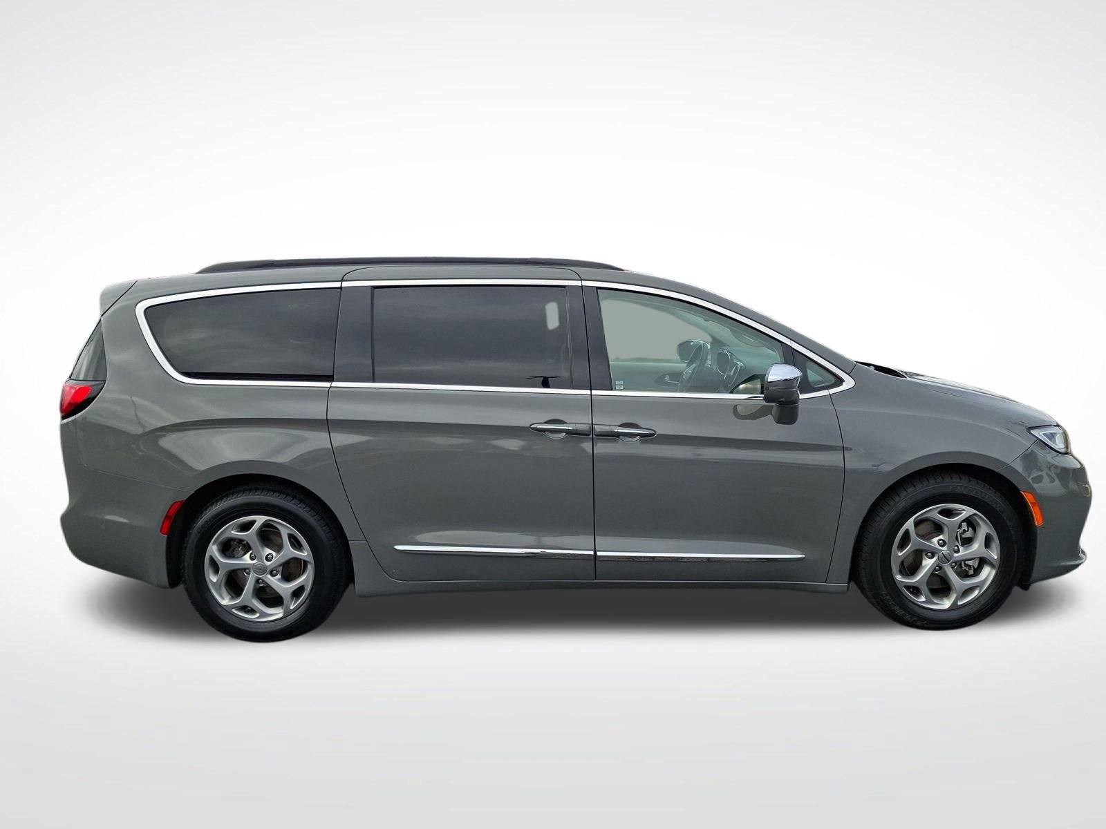 Certified 2022 Chrysler Pacifica Limited image 2