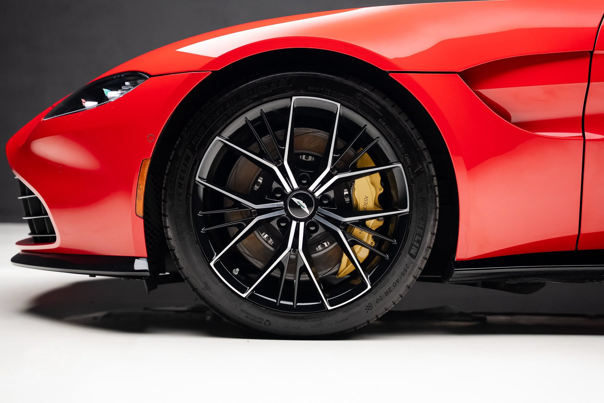 Used 2023 Aston Martin V8 Vantage Coupe RWD image 19