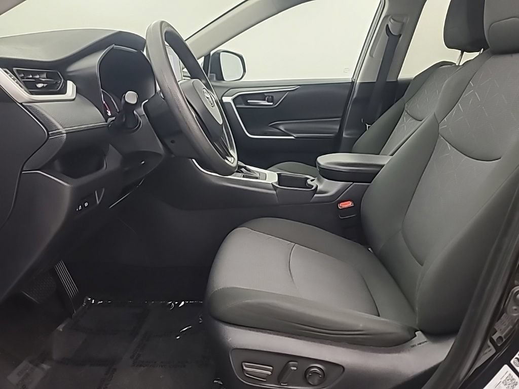 Used 2025 Toyota RAV4 XLE AWD/4WD image 25