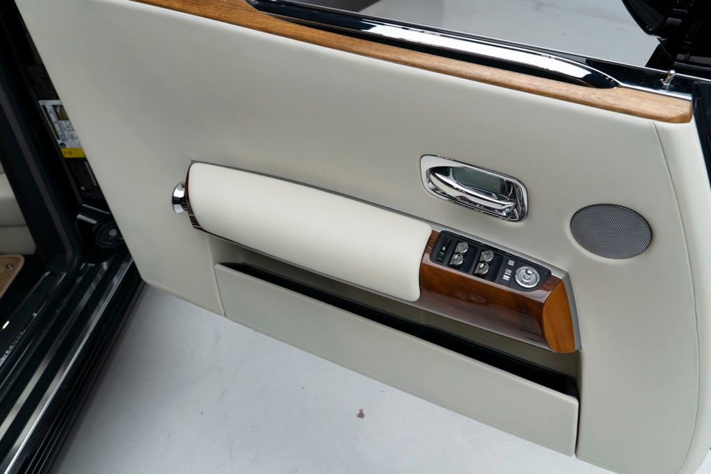 Used 2010 Rolls-Royce Phantom Drophead Coupe image 16