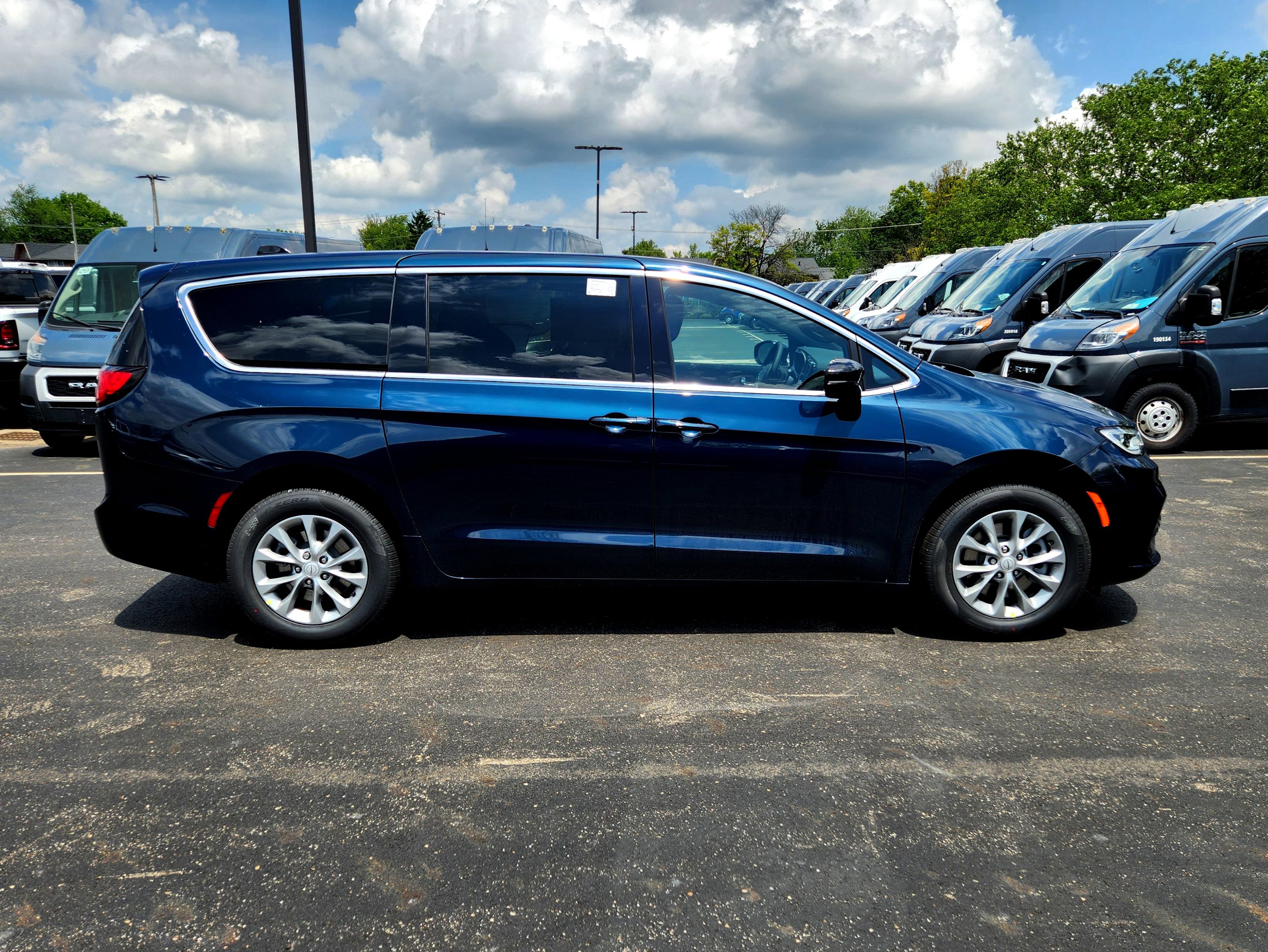 New 2025 Chrysler Pacifica Select w/ Uconnect Theater Family Group image 10