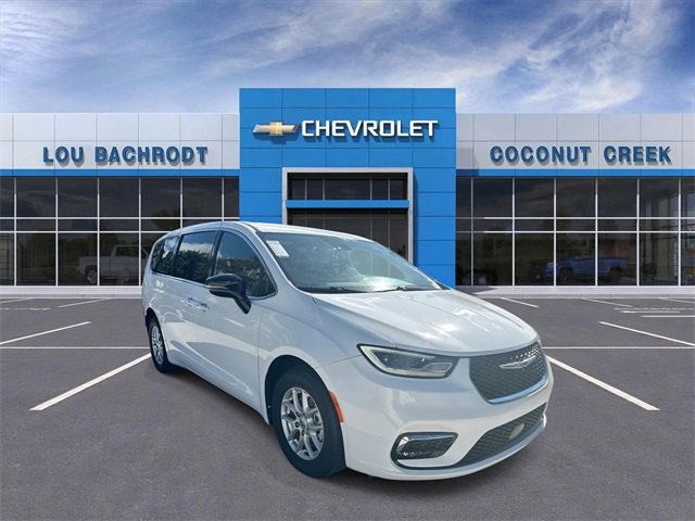 Used 2024 Chrysler Pacifica Touring image 2