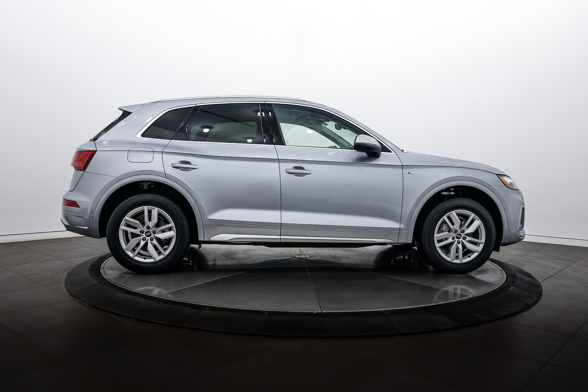 Certified 2023 Audi Q5 2.0T Premium w/ Convenience Package AWD/4WD image 3