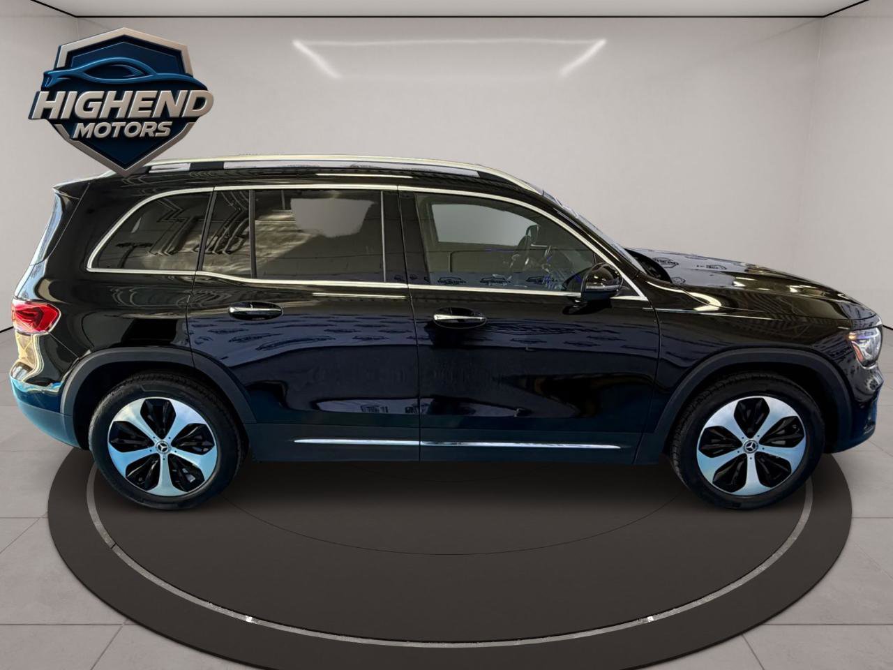 Used 2024 Mercedes-Benz GLB 250 4MATIC w/ Driver Assistance Package image 8