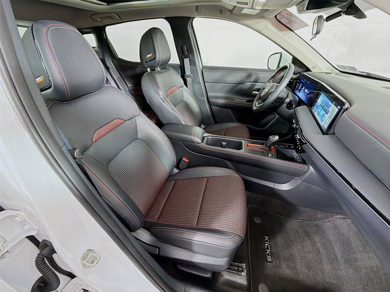 Used 2025 Nissan Kicks SR w/ SR Premium Package AWD/4WD image 30