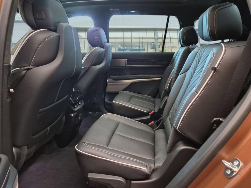 New 2027 Cadillac Vistiq Platinum AWD/4WD image 10