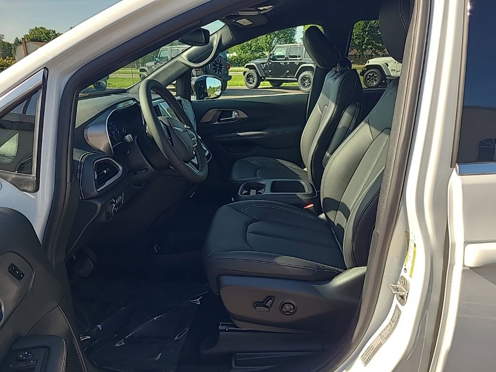 New 2025 Chrysler Pacifica Select image 11