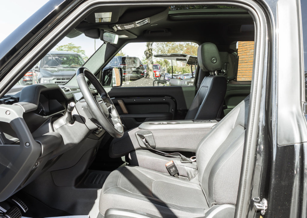 Used 2023 Land Rover Defender 90 X AWD/4WD image 19