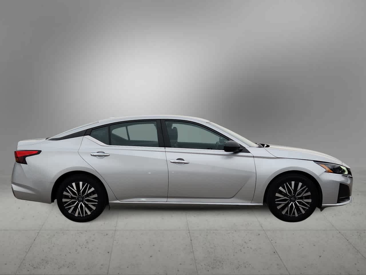 Used 2024 Nissan Altima 2.5 SV FWD image 9
