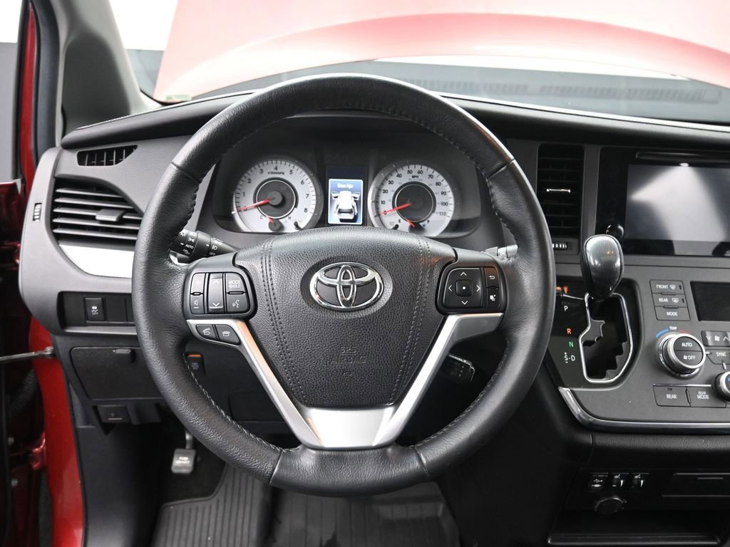 Used 2015 Toyota Sienna SE image 30