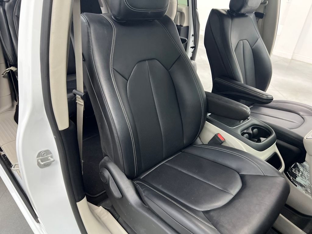 Used 2024 Chrysler Pacifica Touring-L image 30