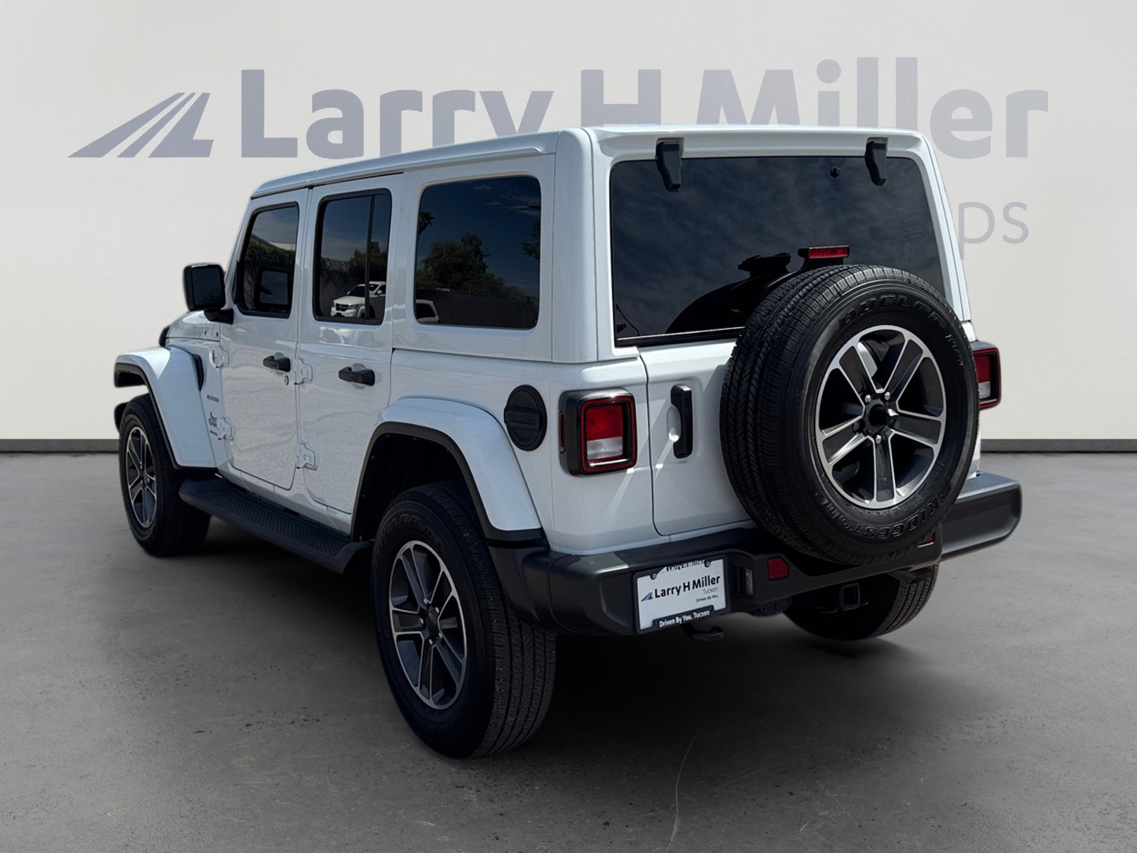 Used 2023 Jeep Wrangler Unlimited Sahara AWD/4WD image 3