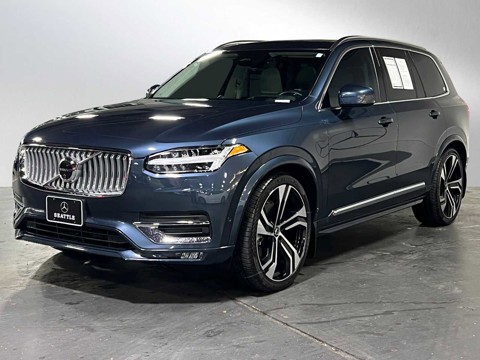 Used 2024 Volvo XC90 B6 Ultimate w/ Lounge Package image 7